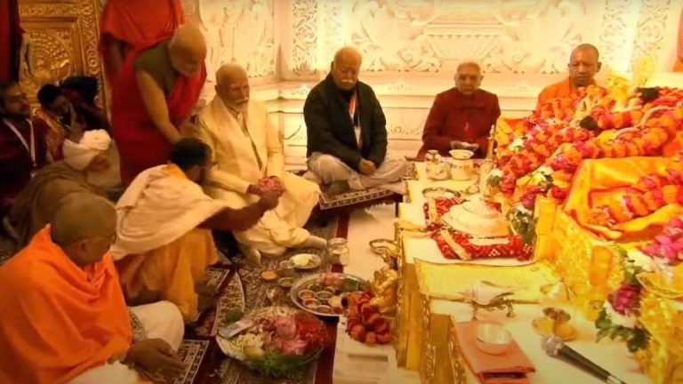 રામ મંદિર ગર્ભગૃહમાં વ્યક્તિઓ